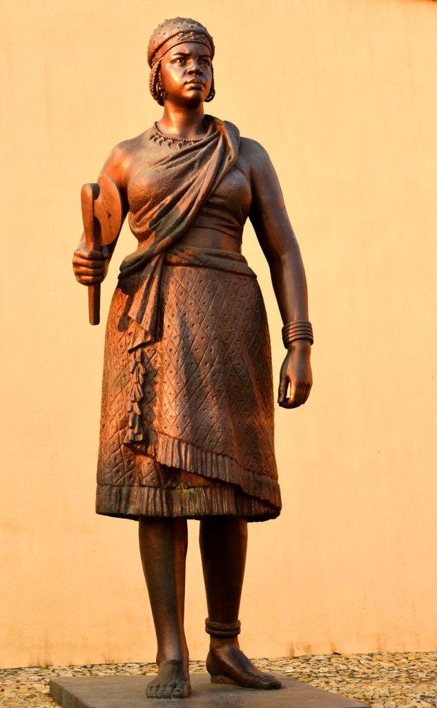 Luanda, Angola: bronze statue of the 17th century Queen Anna Nzinga (c. 1583 – 1663), also known as Njinga Mbande or Ana de Sousa Nzinga Mbande, located outside Sao Miguel fortress - ruler of the Ndongo and Matamba Kingdoms of the Mbundu people in Angola - sculptor Rui de Matos - Rainha Jinga